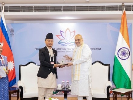 মঙ্গলবার নয়াদিল্লিতে কেন্দ্রীয় স্বরাষ্ট্রমন্ত্রী অমিত শাহের সঙ্গে বৈঠক করলেন নেপালের স্বরাষ্ট্রমন্ত্রী সুধন গুরুং। 