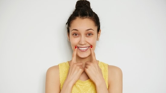 HT Health Talk: A Medanta doctor shares what actually whitens teeth — and why your charcoal toothpaste needs to go. (Freepik)