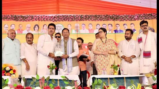 BJP national general secretary Smriti Irani and UP BJP president Pankaj Chaudhary welcome three rebel SP legislators into the party fold in Amethi on Wednesday. (Sourced)