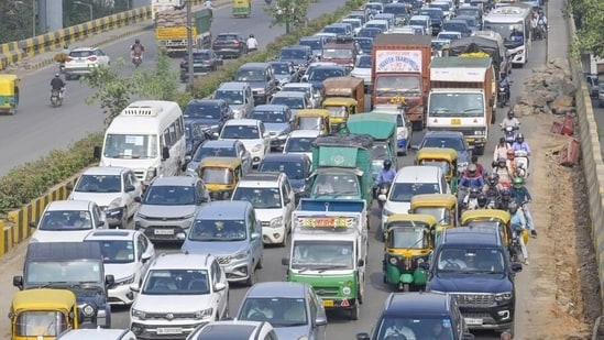 Commuters complained of minimal presence of traffic personnel on the affected stretch to manage the frequent snarls, especially during peak hours.
