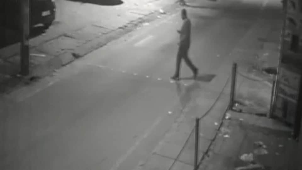 গভীর রাতে গাড়ি নিয়ে এসে পেট্রল ঢেলে আগুন ধরিয়ে দেওয়া হল ইহুদি উপাসনালয়ের ঠিক উল্টো দিকের একটি নার্সারিতে।