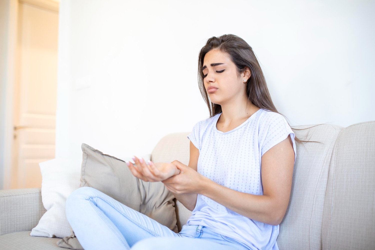 Watch for signs like joint tenderness and redness. (Picture credit: Freepik)