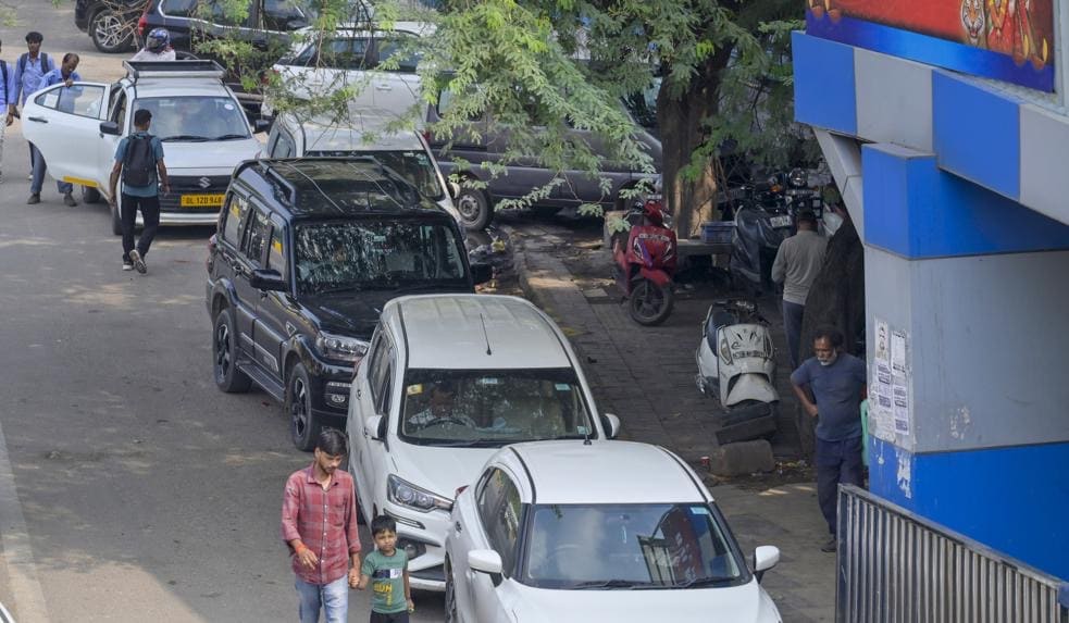 Illegal roadside parking near the Kalkaji temple and its adjacent flyover, along with passengers being picked up and dropped off at non-designated spots on the carriageway towards Sukhdev Vihar Metro station and Mathura Road, have become a common sight.