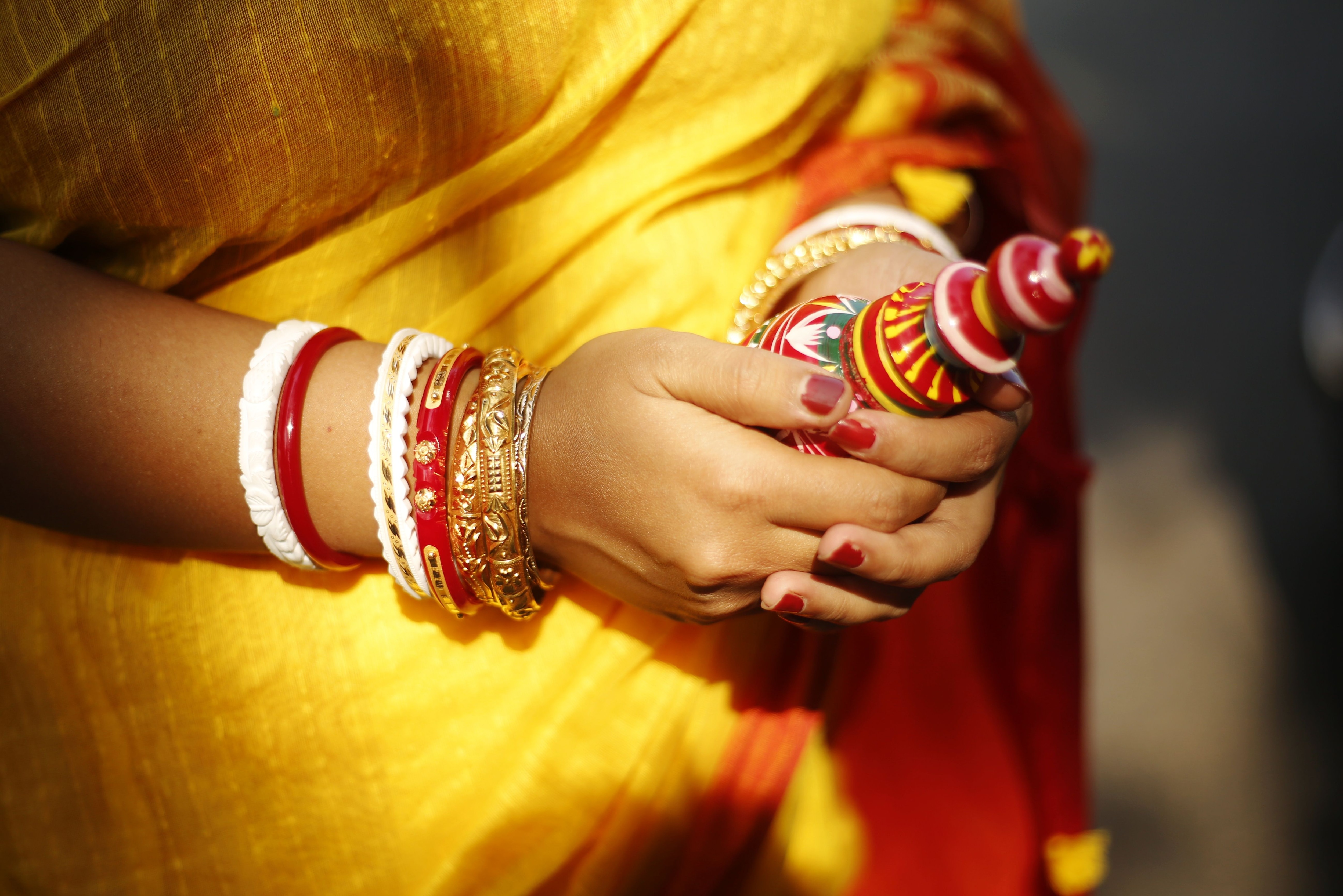 Skilled artisans transformed shells into bangles, a practice that became closely associated with Bengali Hindu marriage customs. (Pexel) Skilled artisans transformed shells into bangles, a practice that became closely associated with Bengali Hindu marriage customs. (Pexel)