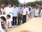 Haryana assembly speaker Harvinder Kalyan visited the grain market on Wednesday to review the purchase. He said that many millers have agreed to participate starting Thursday. (HT Photo)