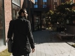 Using the same shoulder to carry handbags, laptop bags, or backpacks every day may not seem dangerous at first, yet this daily habit might affect your posture. 