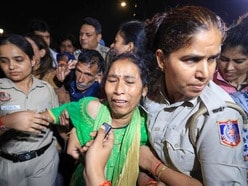 মেয়ের মৃত্যুর বিচার চেয়ে রাজধানীর রাজপথে ধরনায় বসে আটক অঙ্কিতার মা-বাবা