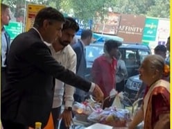 একদিকে পুজোর আমেজ তুঙ্গে!ওদিকে ব্রিটেনের Ex PM হঠাৎই বাঙালি মিষ্টির দোকানে!পাতে…