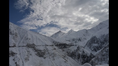 A view of season’s first snowfall near Zojila pass on Thursday. (Waseem Andrabi/HT)
