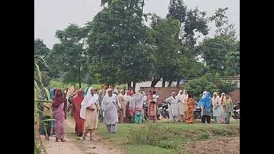 Grieving family members of Navjot Singh, killed in leopard attack. (SOURCED)