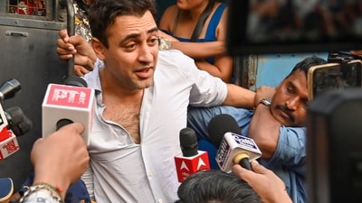 ভারত ছাড়ার আইনি নোটিশের বিরুদ্ধে হাইকোর্টে ইমরান, তাঁর শরীরে বইছে বাঙালির রক্ত! (Raju Shinde/HT) ভারত ছাড়ার আইনি নোটিশের বিরুদ্ধে হাইকোর্টে ইমরান, তাঁর শরীরে বইছে বাঙালির রক্ত! (Raju Shinde/HT)