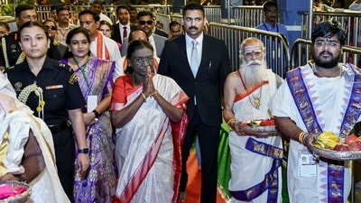 విజయవాడ శ్రీ దుర్గా మల్లేశ్వర స్వామి వారి దేవస్థానంలో రాష్ట్రపతికి స్వాగతం పలుకుతున్న దృశ్యం (PTI) విజయవాడ శ్రీ దుర్గా మల్లేశ్వర స్వామి వారి దేవస్థానంలో రాష్ట్రపతికి స్వాగతం పలుకుతున్న దృశ్యం (PTI)