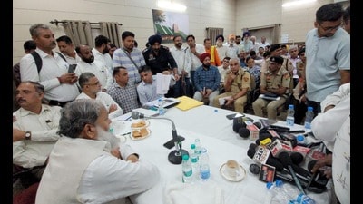 While ordering Goyal’s transfer, Vij came down heavily on the senior officials present at the meeting and the concerned the inspector over the phone, for his laxity in the matter. (HT Photo)