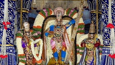 <p>వైభవంగా సాగిన వాహనసేవలో వివిధ కళాబృందాల ప్రదర్శనలు ప్రత్యేక ఆకర్షణగా నిలిచాయి. గోవింద నామస్మరణలతో మాడ వీధులు మార్మోగగా, పెద్ద సంఖ్యలో భక్తులు స్వామివారిని దర్శించుకుని తరించారు.</p> <p>వైభవంగా సాగిన వాహనసేవలో వివిధ కళాబృందాల ప్రదర్శనలు ప్రత్యేక ఆకర్షణగా నిలిచాయి. గోవింద నామస్మరణలతో మాడ వీధులు మార్మోగగా, పెద్ద సంఖ్యలో భక్తులు స్వామివారిని దర్శించుకుని తరించారు.</p>