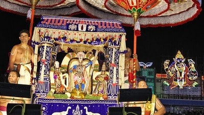 <p>ధనుర్భంగం (సీతా స్వయంవరం) ఘట్టాన్ని తలపిస్తూ శ్రీవారు శ్రీరామచంద్ర మూర్తి, అమ్మవార్లు సీతా లక్ష్మణుల అలంకారంలో దర్శనమివ్వడం విశేష ఆకర్షణగా నిలిచింది.</p> <p>ధనుర్భంగం (సీతా స్వయంవరం) ఘట్టాన్ని తలపిస్తూ శ్రీవారు శ్రీరామచంద్ర మూర్తి, అమ్మవార్లు సీతా లక్ష్మణుల అలంకారంలో దర్శనమివ్వడం విశేష ఆకర్షణగా నిలిచింది.</p>