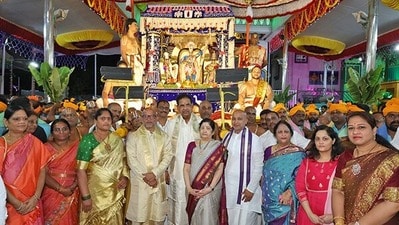 <p>ఈ దివ్యదర్శనంతో మనశ్శాంతి, సకల శుభాలు కలుగుతాయని భక్తుల విశ్వాసం. స్వామివారి దర్శనంతో భక్తులు పులకించిపోయారు.</p> <p>ఈ దివ్యదర్శనంతో మనశ్శాంతి, సకల శుభాలు కలుగుతాయని భక్తుల విశ్వాసం. స్వామివారి దర్శనంతో భక్తులు పులకించిపోయారు.</p>