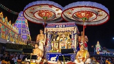 <p>ముత్యాలు చల్లదనం, ప్రశాంతతకు ప్రతీకలుగా నిలుస్తాయి. ముత్యపుపందిరిపై శ్రీదేవి, భూదేవి సమేతంగా విహరించే శ్రీ మలయప్పస్వామివారిని దర్శించుకోవడం భక్తులకు ఆధ్యాత్మికానందాన్ని కలిగిస్తుంది.</p> <p>ముత్యాలు చల్లదనం, ప్రశాంతతకు ప్రతీకలుగా నిలుస్తాయి. ముత్యపుపందిరిపై శ్రీదేవి, భూదేవి సమేతంగా విహరించే శ్రీ మలయప్పస్వామివారిని దర్శించుకోవడం భక్తులకు ఆధ్యాత్మికానందాన్ని కలిగిస్తుంది.</p>
