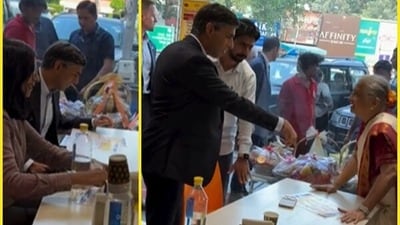 একদিকে পুজোর আমেজ তুঙ্গে!ওদিকে ব্রিটেনের Ex PM হঠাৎই বাঙালি মিষ্টির দোকানে!পাতে… একদিকে পুজোর আমেজ তুঙ্গে!ওদিকে ব্রিটেনের Ex PM হঠাৎই বাঙালি মিষ্টির দোকানে!পাতে…