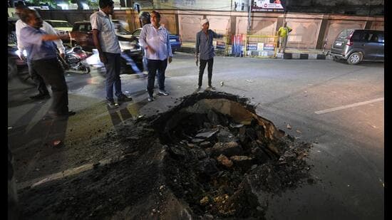 A road cave-in near the divisional commissioner’s office in Lucknow on Thursday. (Deepak Gupta/HT)
