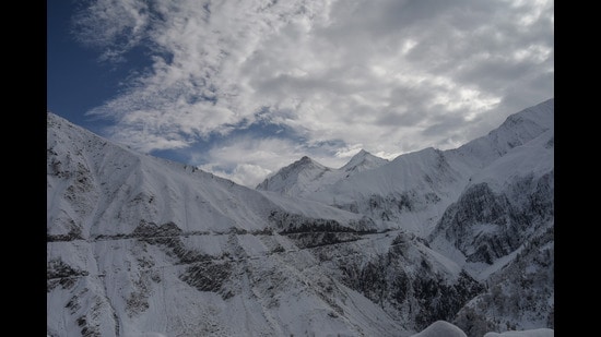 A view of season’s first snowfall near Zojila pass on Thursday. (Waseem Andrabi/HT)