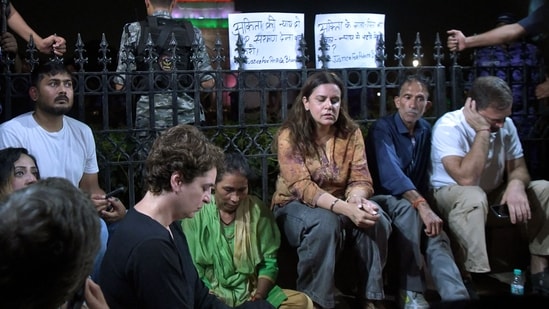 Lok Sabha LoP Rahul Gandhi and Congress MP Priyanka Gandhi Vadra meet the parents of Ankita Bhandari, protesting against the appointment of BJP leader Dushyant Kumar Gautam as Sikkim Governor. (ANI)