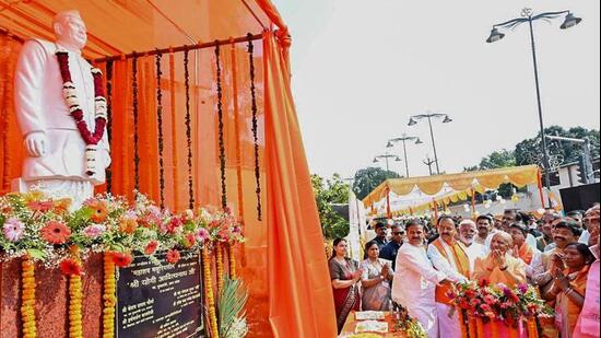 CM Yogi Adityanath unveiled a statue of freedom fighter Mahashay Masuriyadin Pasi in his birthplace, Prayagraj, on Thursday. (ANI)