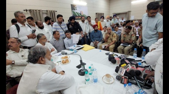 While ordering Goyal’s transfer, Vij came down heavily on the senior officials present at the meeting and the concerned the inspector over the phone, for his laxity in the matter. (HT Photo)