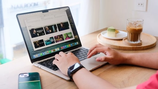 Looking for a work laptop that can stay unplugged for longer? Compare five Apple, HP, Dell, Lenovo and ASUS models, including their battery claims and key specifications. (Unsplash)