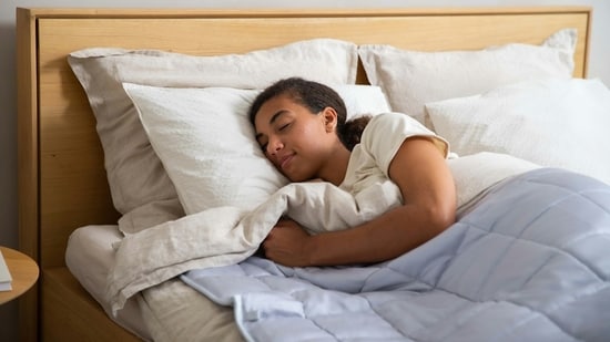Expert explains whether sleeping on your back or side is better for spinal alignment. (Unsplash)
