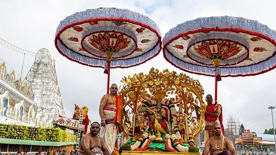 కల్పవృక్ష వాహనంపై స్వామివారు