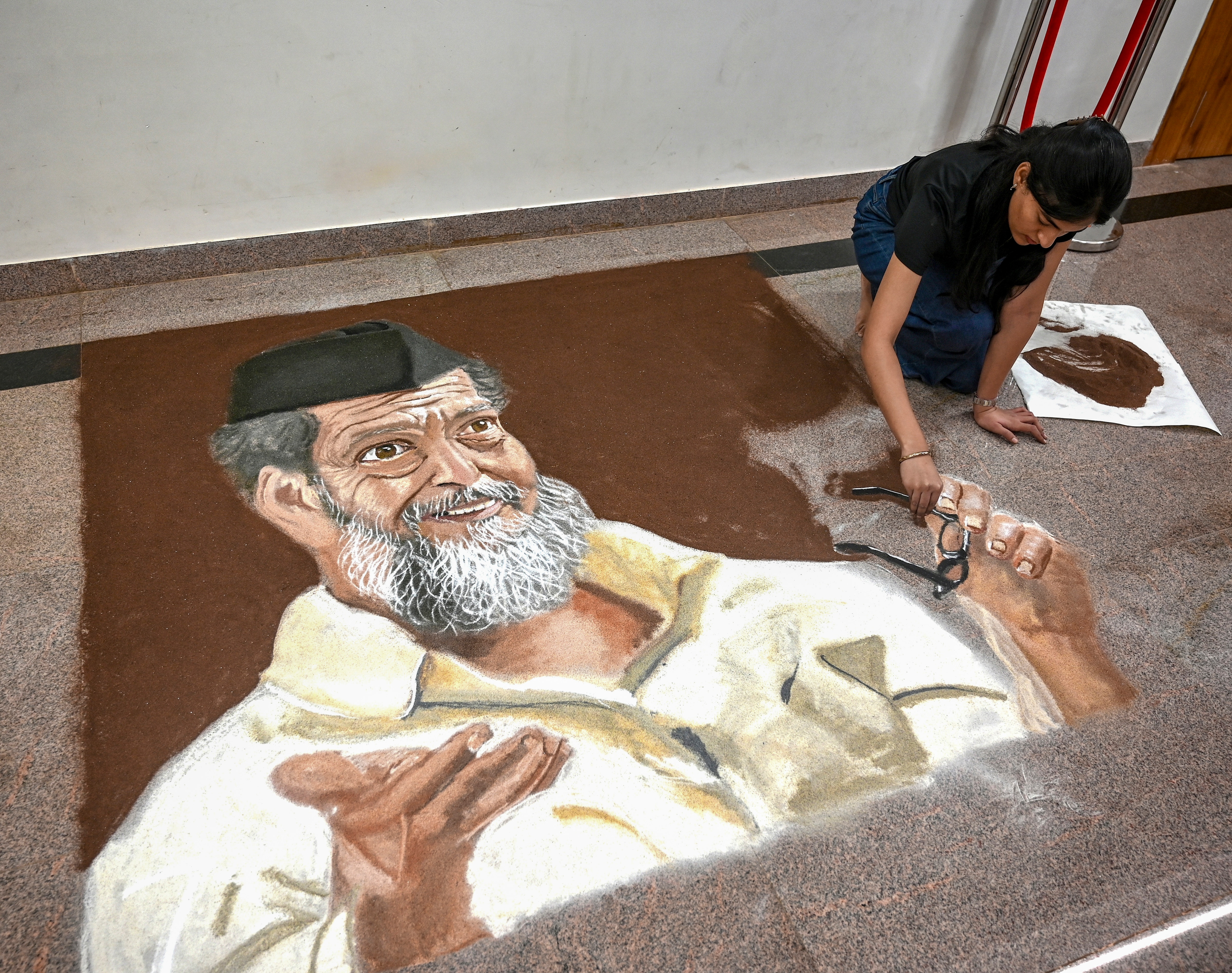 Mumbai: An artist creates a rangoli portrait of late veteran actor Nana Patekar during a prayer meeting organized in his memory, in Mumbai, Wednesday, Oct. 14, 2026. (PTI Photo) (PTI) Mumbai: An artist creates a rangoli portrait of late veteran actor Nana Patekar during a prayer meeting organized in his memory, in Mumbai, Wednesday, Oct. 14, 2026. (PTI Photo) (PTI)
