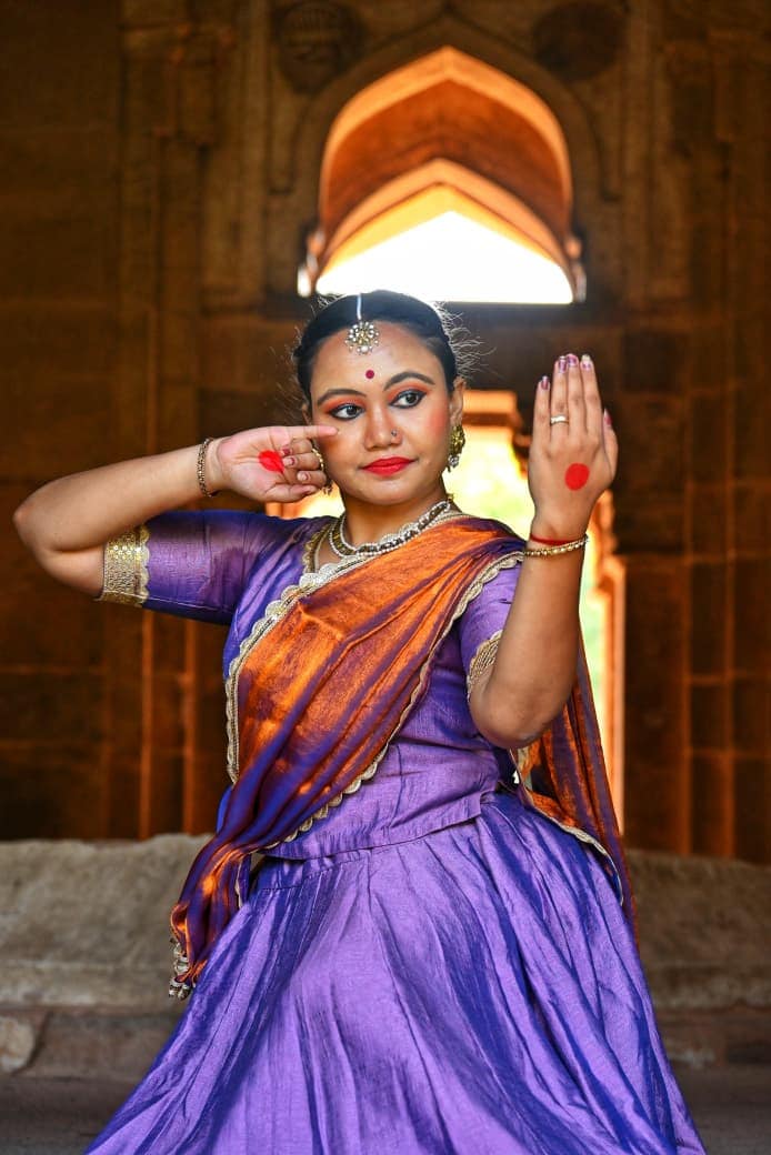 Kathak artiste Silika Samal Garg is teaching a 5-minute-30-second choreography set to a Kali Dhun bhajan.