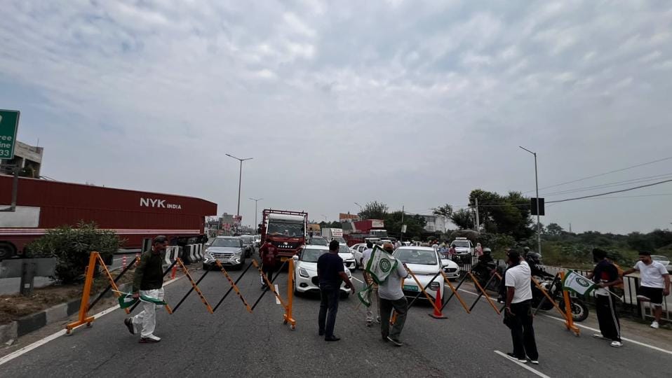 Traffic comes to a standstill on the Amritsar-New Delhi highway at Paragpur in Jalandhar district on Thursday morning. (HT Photo) Traffic comes to a standstill on the Amritsar-New Delhi highway at Paragpur in Jalandhar district on Thursday morning. (HT Photo)
