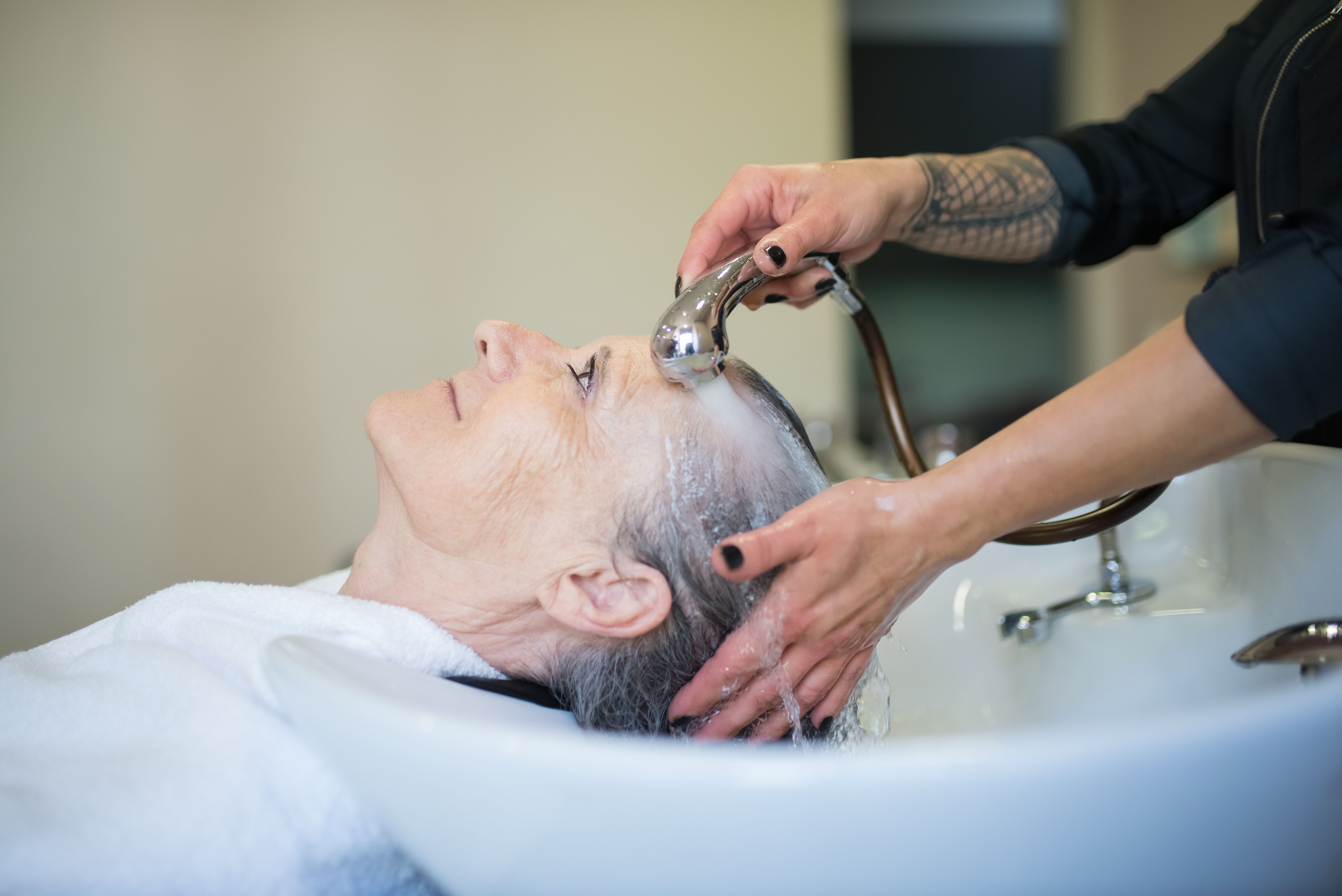 The price of a shampoo does not determine how effectively it cleans the scalp or improves hair health. (Pexel)