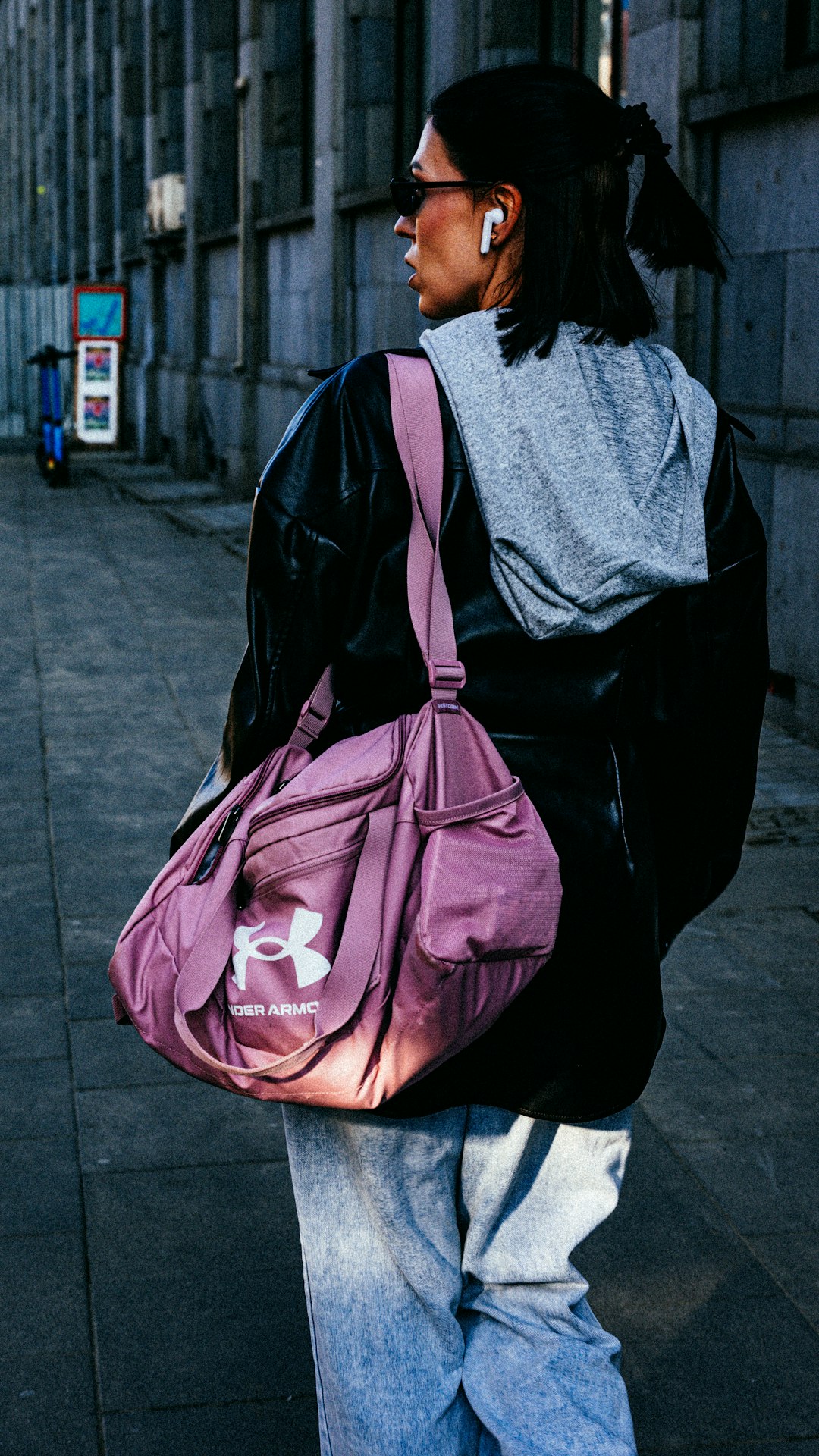 Whenever you carry a bag on one shoulder, your body tries to make adjustments to maintain your balance. Whenever you carry a bag on one shoulder, your body tries to make adjustments to maintain your balance.