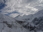A view of season’s first snowfall near Zojila pass on Thursday. (Waseem Andrabi/HT)