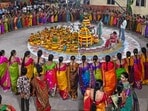 సద్దుల బతుకమ్మకు ఏ పూలు వాడాలి? గునుగు అలంకరణ చిట్కాలు, నప్పే రంగులు ఇవే(PTI)