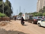 Road maintenance agencies were instructed to carry out regular mechanical sweeping, water sprinkling and pothole repairs to minimise dust emissions. (HT Photo)