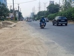 The violations included visible accumulation of road dust and C&D waste, damaged footpaths and potholes, which CAQM said contributed to dust generation and its resuspension by moving vehicles, worsening ambient air quality. (HT Photo)