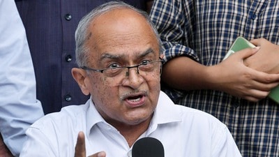 বৃহস্পতিবার সন্ধ্যায় সাংবাদিক বৈঠকে প্রশান্ত ভূষণ বলেন, তাঁরা সরকার বদল চান। (Naveen Sharma) বৃহস্পতিবার সন্ধ্যায় সাংবাদিক বৈঠকে প্রশান্ত ভূষণ বলেন, তাঁরা সরকার বদল চান। (Naveen Sharma)