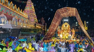 <p>మధ్యాహ్నం నుంచి తిరుమల కొండపై వర్షం కురుస్తున్నప్పటికీ భక్తుల ఉత్సాహానికి, భక్తిభావానికి ఏమాత్రం అడ్డంకి కలగలేదు. కురుస్తున్న చిరుజల్లులను సైతం లెక్కచేయకుండా వేలాది మంది భక్తులు మాడవీధుల గ్యాలరీల్లో గంటల తరబడి ఓపికగా వేచి ఉండి, స్వామివారి గరుడ వాహనసేవను కళ్లారా వీక్షించి తరించారు.</p><p> </p> <p>మధ్యాహ్నం నుంచి తిరుమల కొండపై వర్షం కురుస్తున్నప్పటికీ భక్తుల ఉత్సాహానికి, భక్తిభావానికి ఏమాత్రం అడ్డంకి కలగలేదు. కురుస్తున్న చిరుజల్లులను సైతం లెక్కచేయకుండా వేలాది మంది భక్తులు మాడవీధుల గ్యాలరీల్లో గంటల తరబడి ఓపికగా వేచి ఉండి, స్వామివారి గరుడ వాహనసేవను కళ్లారా వీక్షించి తరించారు.</p><p> </p>