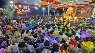 <p>ఉత్సవాల్లో ఐదో రోజైన శుక్రవారం రాత్రి వేడుకల్లో కెల్లా అత్యంత ప్రధానమైన గరుడ వాహనసేవ నేత్రపర్వంగా జరిగింది. స్వామివారికి అత్యంత ప్రీతిపాత్రమైన గరుడ వాహనంపై లక్ష్మీకాసుల మాలాలంకృతుడై శ్రీ మలయప్పస్వామివారు సర్వాలంకార భూషితుడై భక్తులకు అభయప్రదానం చేశారు.</p><p> </p> <p>ఉత్సవాల్లో ఐదో రోజైన శుక్రవారం రాత్రి వేడుకల్లో కెల్లా అత్యంత ప్రధానమైన గరుడ వాహనసేవ నేత్రపర్వంగా జరిగింది. స్వామివారికి అత్యంత ప్రీతిపాత్రమైన గరుడ వాహనంపై లక్ష్మీకాసుల మాలాలంకృతుడై శ్రీ మలయప్పస్వామివారు సర్వాలంకార భూషితుడై భక్తులకు అభయప్రదానం చేశారు.</p><p> </p>