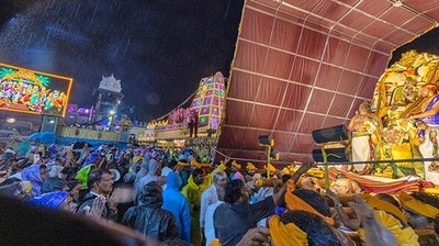 <p>కలియుగ వైకుంఠమైన తిరుమల క్షేత్రంలో శ్రీవేంకటేశ్వరస్వామివారి నవరాత్రి బ్రహ్మోత్సవాలు అత్యంత వైభవంగా సాగుతున్నాయి. </p><p> </p> <p>కలియుగ వైకుంఠమైన తిరుమల క్షేత్రంలో శ్రీవేంకటేశ్వరస్వామివారి నవరాత్రి బ్రహ్మోత్సవాలు అత్యంత వైభవంగా సాగుతున్నాయి. </p><p> </p>