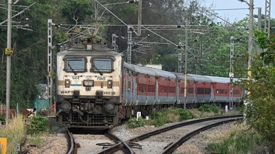 <p>ఇవన్నీ సాధారణ అన్‌రిజర్వ్‌డ్ కోచ్‌లు కావడంతో ప్రయాణికులు ముందస్తు రిజర్వేషన్ అవసరం లేకుండా కౌంటర్లలో సాధారణ టికెట్ కొనుగోలు చేసి నేరుగా ప్రయాణించవచ్చని అధికారులు తెలిపారు. </p> 