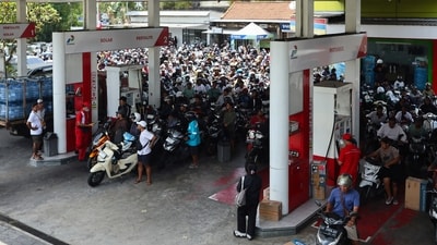 Motorcyclists queue to refuel at state-own petrol station Pertamina amid fuel supply shortage in Badung, Bali, Indonesia, October 15, 2026. REUTERS/Johannes Christo (REUTERS)
