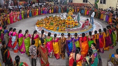 సద్దుల బతుకమ్మకు ఏ పూలు వాడాలి? గునుగు అలంకరణ చిట్కాలు, నప్పే రంగులు ఇవే (PTI) సద్దుల బతుకమ్మకు ఏ పూలు వాడాలి? గునుగు అలంకరణ చిట్కాలు, నప్పే రంగులు ఇవే (PTI)