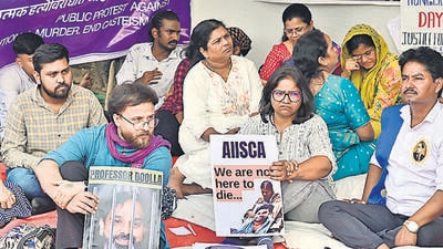 The deceased student’s parents have resumed their hunger strike at Azad Maidan, demanding justice for their son. (Anshuman Poyrekar/ HT Photo) The deceased student’s parents have resumed their hunger strike at Azad Maidan, demanding justice for their son. (Anshuman Poyrekar/ HT Photo)