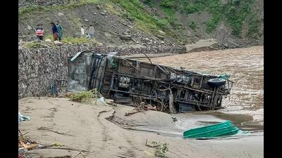 The issues include disasters, carrying capacity, tourism exceeding the limits of certain destinations, landslides, cloudbursts and other events affecting the Himalayan landscape. (HT Photo for representation) The issues include disasters, carrying capacity, tourism exceeding the limits of certain destinations, landslides, cloudbursts and other events affecting the Himalayan landscape. (HT Photo for representation)