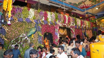 <p>చైతన్య స్వరూపిణి అయిన మహా సరస్వతి దేవి రాక్షసులైన శుంభనిశుంభుల అహంకారాన్ని మట్టుబెట్టి దేవతలను కాపాడింది. జ్ఞాన, చింతామణి, నీల, ఘట, కిణి, అంతరిక్ష మహా సరస్వతులు అనే సప్త నామాలతో ఈ వాగ్దేవి పూజలందుకుంటుంది.</p> <p>చైతన్య స్వరూపిణి అయిన మహా సరస్వతి దేవి రాక్షసులైన శుంభనిశుంభుల అహంకారాన్ని మట్టుబెట్టి దేవతలను కాపాడింది. జ్ఞాన, చింతామణి, నీల, ఘట, కిణి, అంతరిక్ష మహా సరస్వతులు అనే సప్త నామాలతో ఈ వాగ్దేవి పూజలందుకుంటుంది.</p>