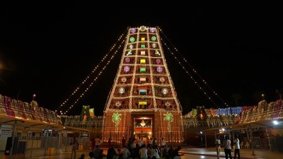 <p>ఉన్నతాధికారులు సీసీటీవీ నెట్వర్క్ను ఉపయోగిస్తూ క్షేత్రస్థాయి సిబ్బందికి ఎప్పటికప్పుడు దిశానిర్దేశం చేస్తున్నారు. ఐదు అంచల భద్రతా వలయంలో భక్తులు ఎలాంటి ఇబ్బందులు లేకుండా ప్రశాంత వాతావరణంలో దుర్గమ్మను దర్శించుకుంటున్నారు.</p> <p>ఉన్నతాధికారులు సీసీటీవీ నెట్వర్క్ను ఉపయోగిస్తూ క్షేత్రస్థాయి సిబ్బందికి ఎప్పటికప్పుడు దిశానిర్దేశం చేస్తున్నారు. ఐదు అంచల భద్రతా వలయంలో భక్తులు ఎలాంటి ఇబ్బందులు లేకుండా ప్రశాంత వాతావరణంలో దుర్గమ్మను దర్శించుకుంటున్నారు.</p>